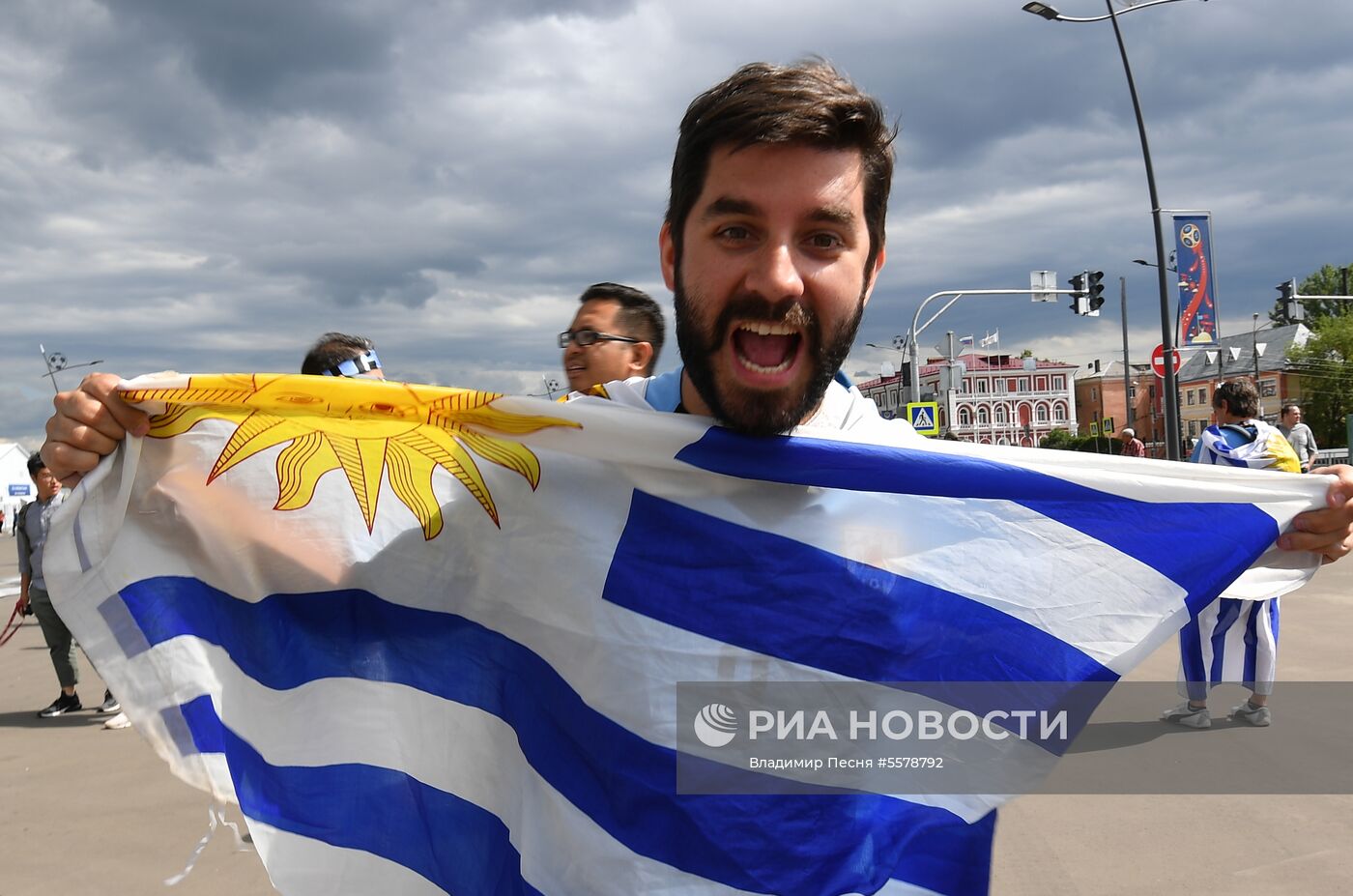Болельщики перед матчем ЧМ-2018 по футболу между сборными Уругвая и Франции