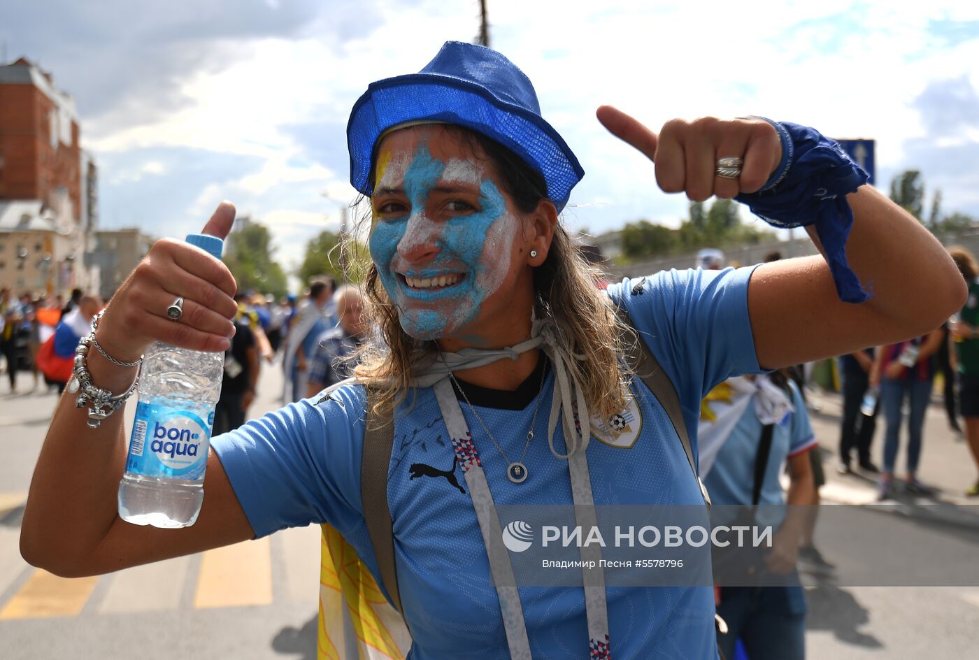Болельщики перед матчем ЧМ-2018 по футболу между сборными Уругвая и Франции