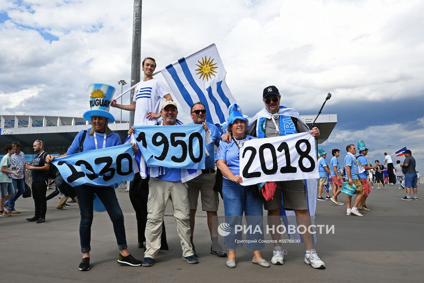 Болельщики перед матчем ЧМ-2018 по футболу между сборными Уругвая и Франции