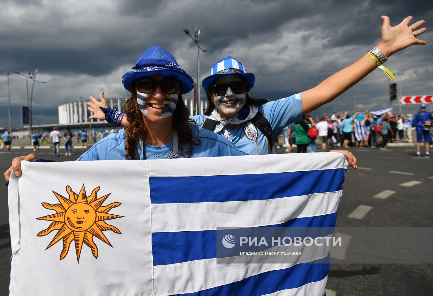 Болельщики перед матчем ЧМ-2018 по футболу между сборными Уругвая и Франции