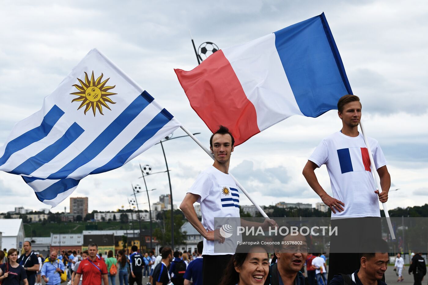 Болельщики перед матчем ЧМ-2018 по футболу между сборными Уругвая и Франции