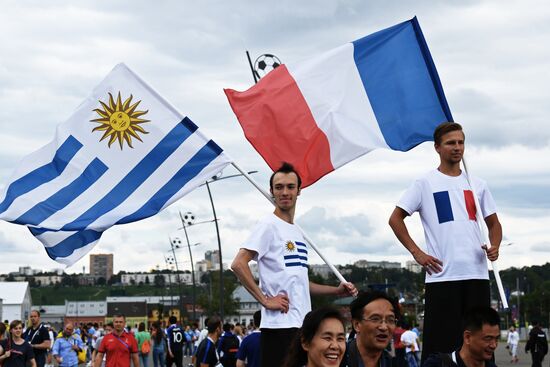 Болельщики перед матчем ЧМ-2018 по футболу между сборными Уругвая и Франции