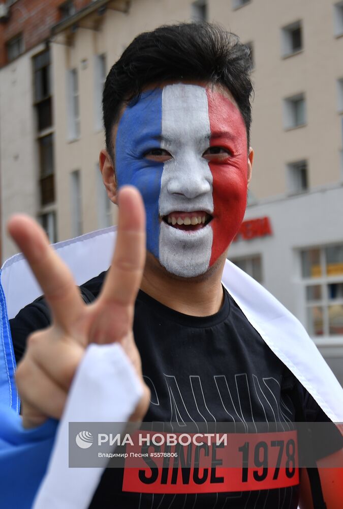 Болельщики перед матчем ЧМ-2018 по футболу между сборными Уругвая и Франции