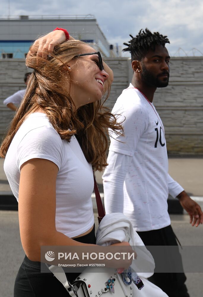 Болельщики перед матчем ЧМ-2018 по футболу между сборными Уругвая и Франции