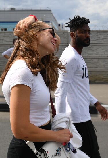 Болельщики перед матчем ЧМ-2018 по футболу между сборными Уругвая и Франции