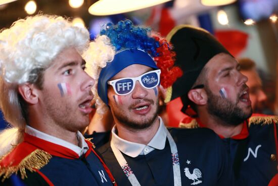Болельщики перед матчем ЧМ-2018 по футболу между сборными Уругвая и Франции 