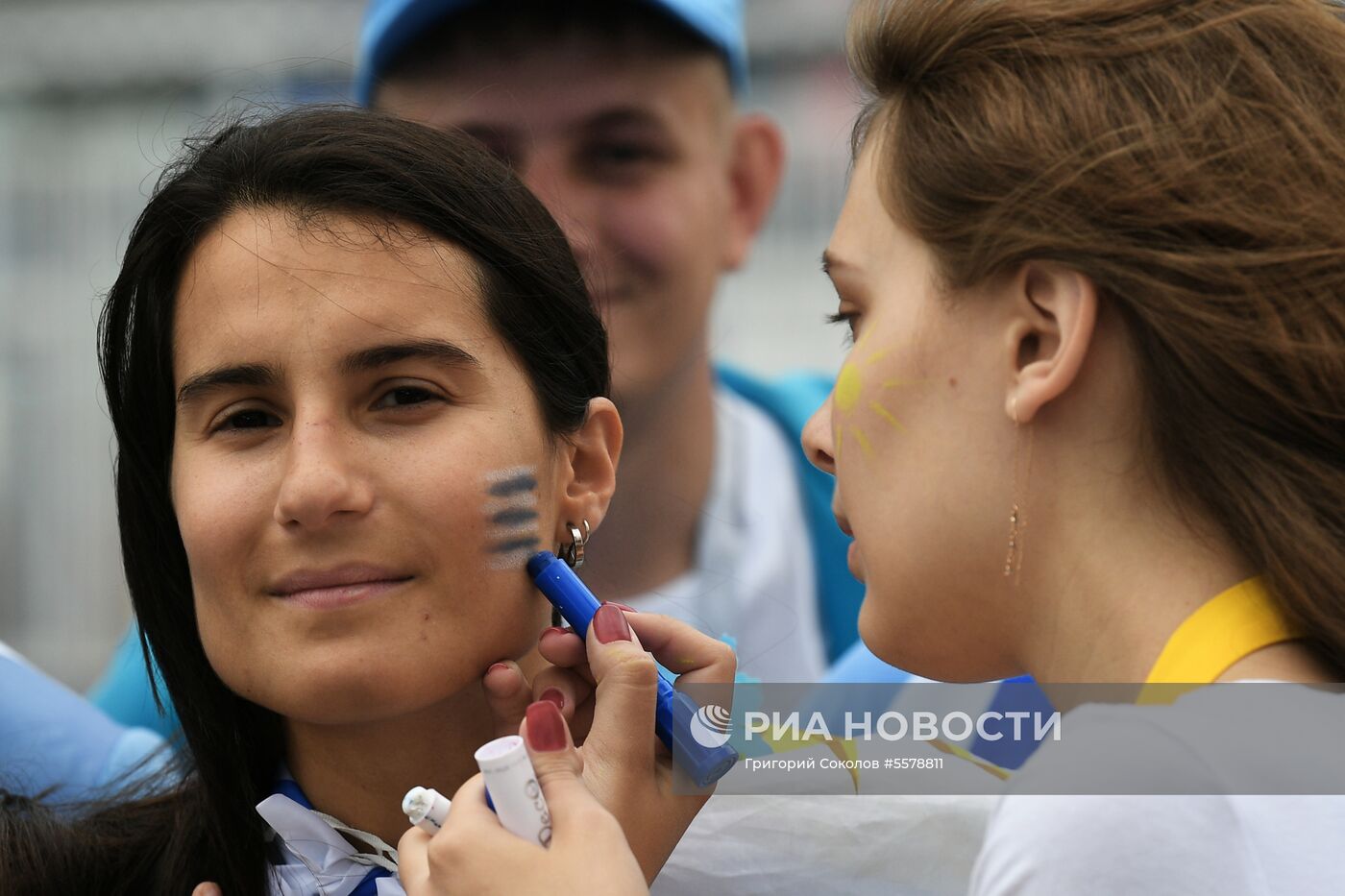 Болельщики перед матчем ЧМ-2018 по футболу между сборными Уругвая и Франции
