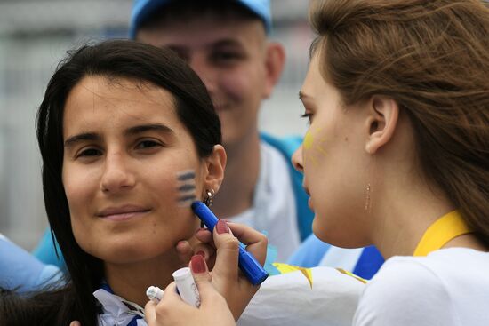 Болельщики перед матчем ЧМ-2018 по футболу между сборными Уругвая и Франции