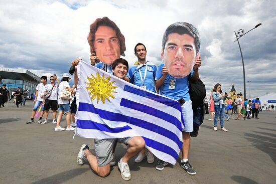 Болельщики перед матчем ЧМ-2018 по футболу между сборными Уругвая и Франции