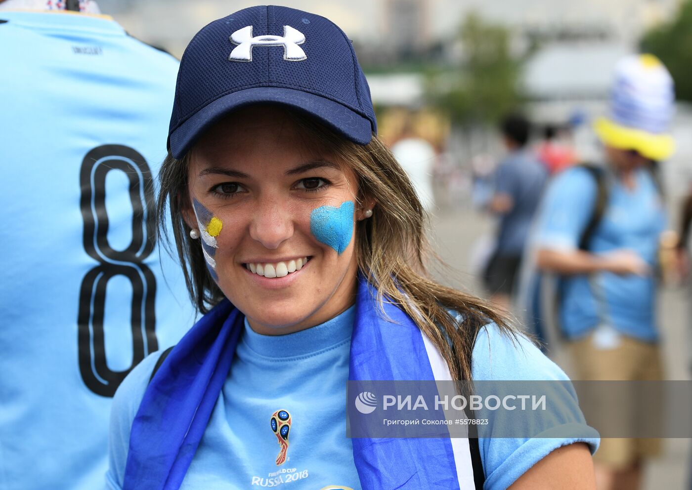 Болельщики перед матчем ЧМ-2018 по футболу между сборными Уругвая и Франции