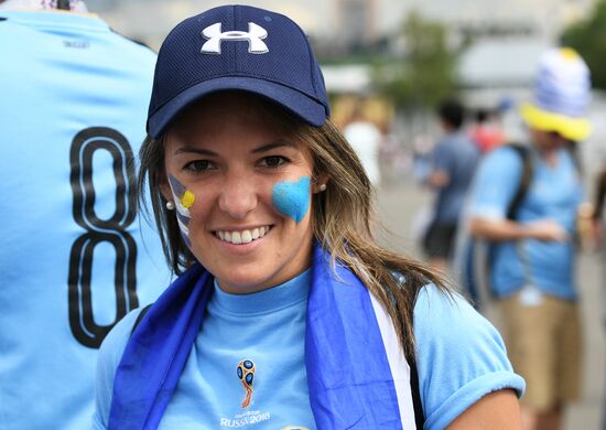 Болельщики перед матчем ЧМ-2018 по футболу между сборными Уругвая и Франции