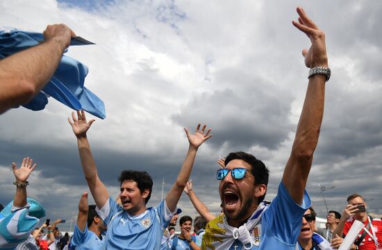 Болельщики перед матчем ЧМ-2018 по футболу между сборными Уругвая и Франции