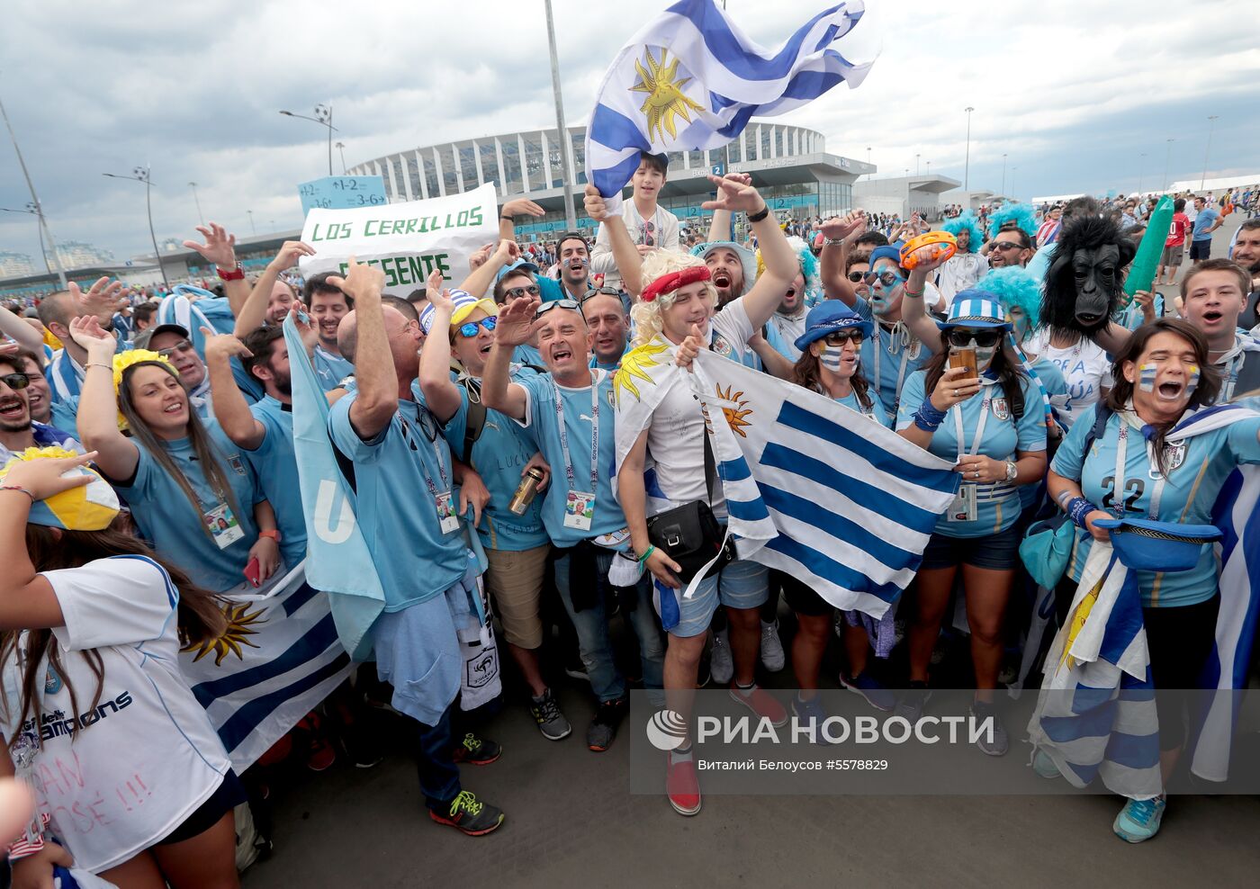 Болельщики перед матчем ЧМ-2018 по футболу между сборными Уругвая и Франции