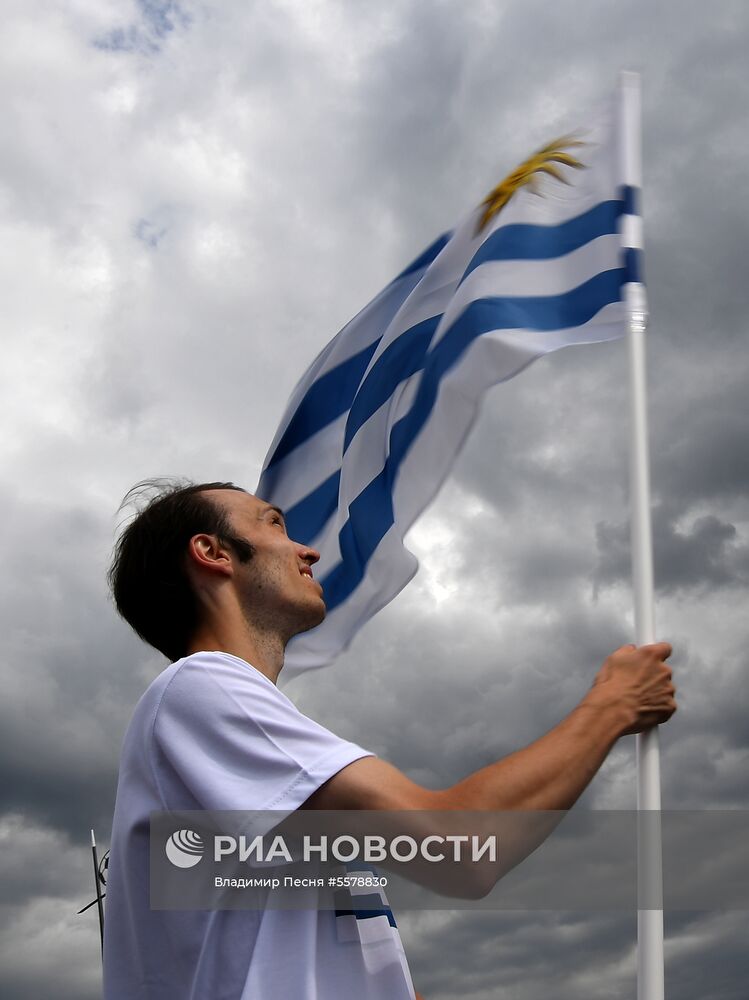 Болельщики перед матчем ЧМ-2018 по футболу между сборными Уругвая и Франции