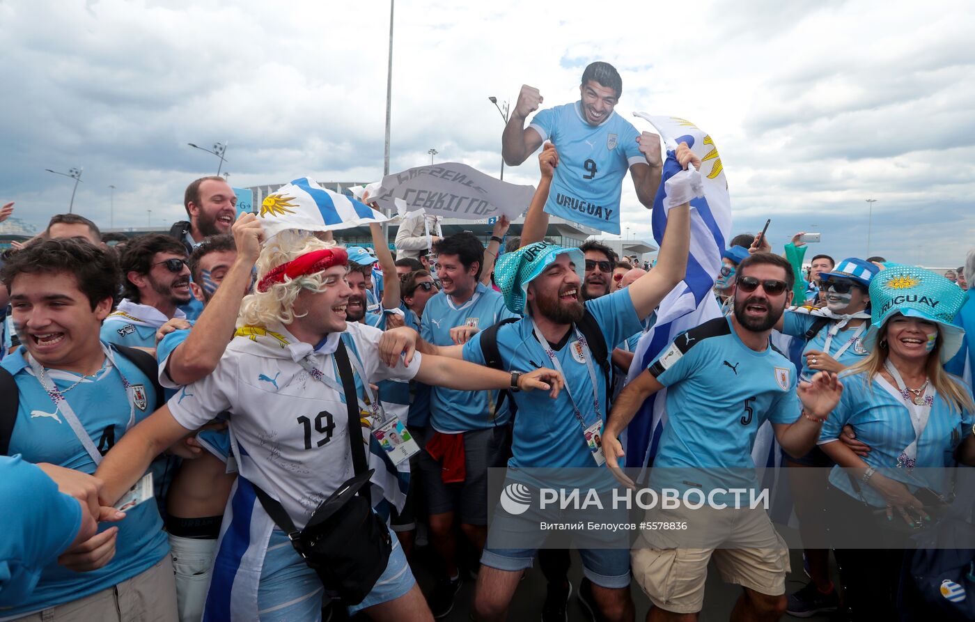 Болельщики перед матчем ЧМ-2018 по футболу между сборными Уругвая и Франции