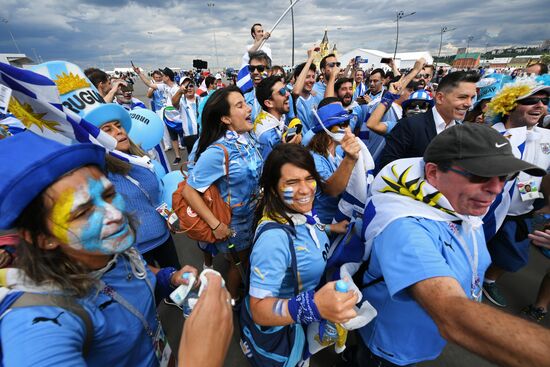 Болельщики перед матчем ЧМ-2018 по футболу между сборными Уругвая и Франции
