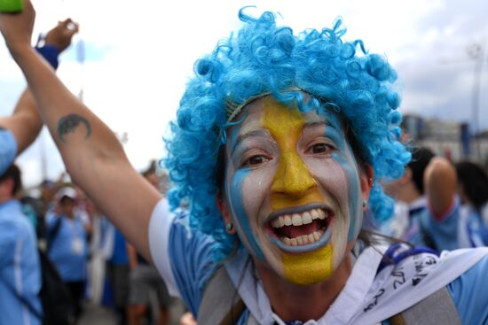 Болельщики перед матчем ЧМ-2018 по футболу между сборными Уругвая и Франции