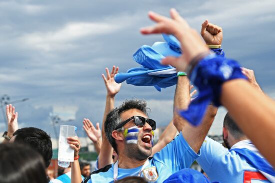Болельщики перед матчем ЧМ-2018 по футболу между сборными Уругвая и Франции