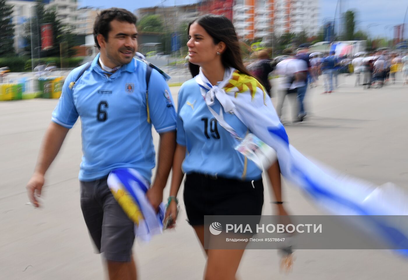 Болельщики перед матчем ЧМ-2018 по футболу между сборными Уругвая и Франции