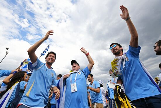 Болельщики перед матчем ЧМ-2018 по футболу между сборными Уругвая и Франции