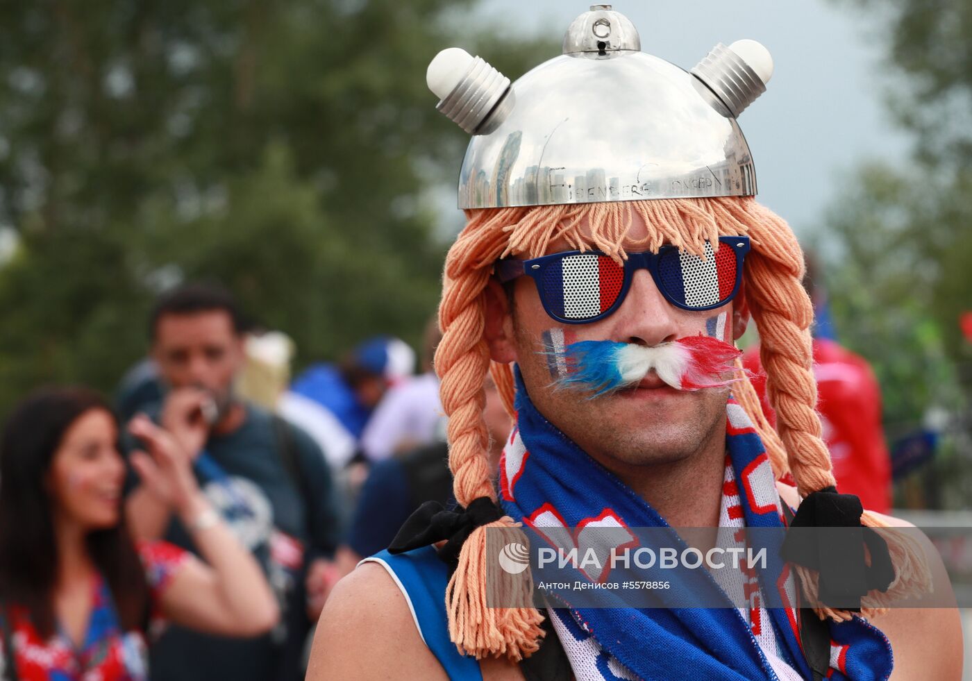 Болельщики перед матчем ЧМ-2018 по футболу между сборными Уругвая и Франции 