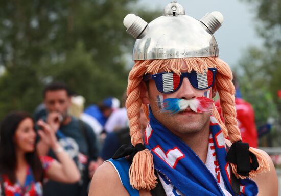 Болельщики перед матчем ЧМ-2018 по футболу между сборными Уругвая и Франции 