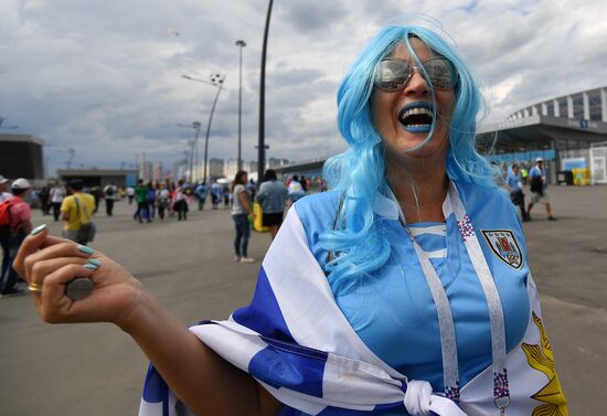 Болельщики перед матчем ЧМ-2018 по футболу между сборными Уругвая и Франции