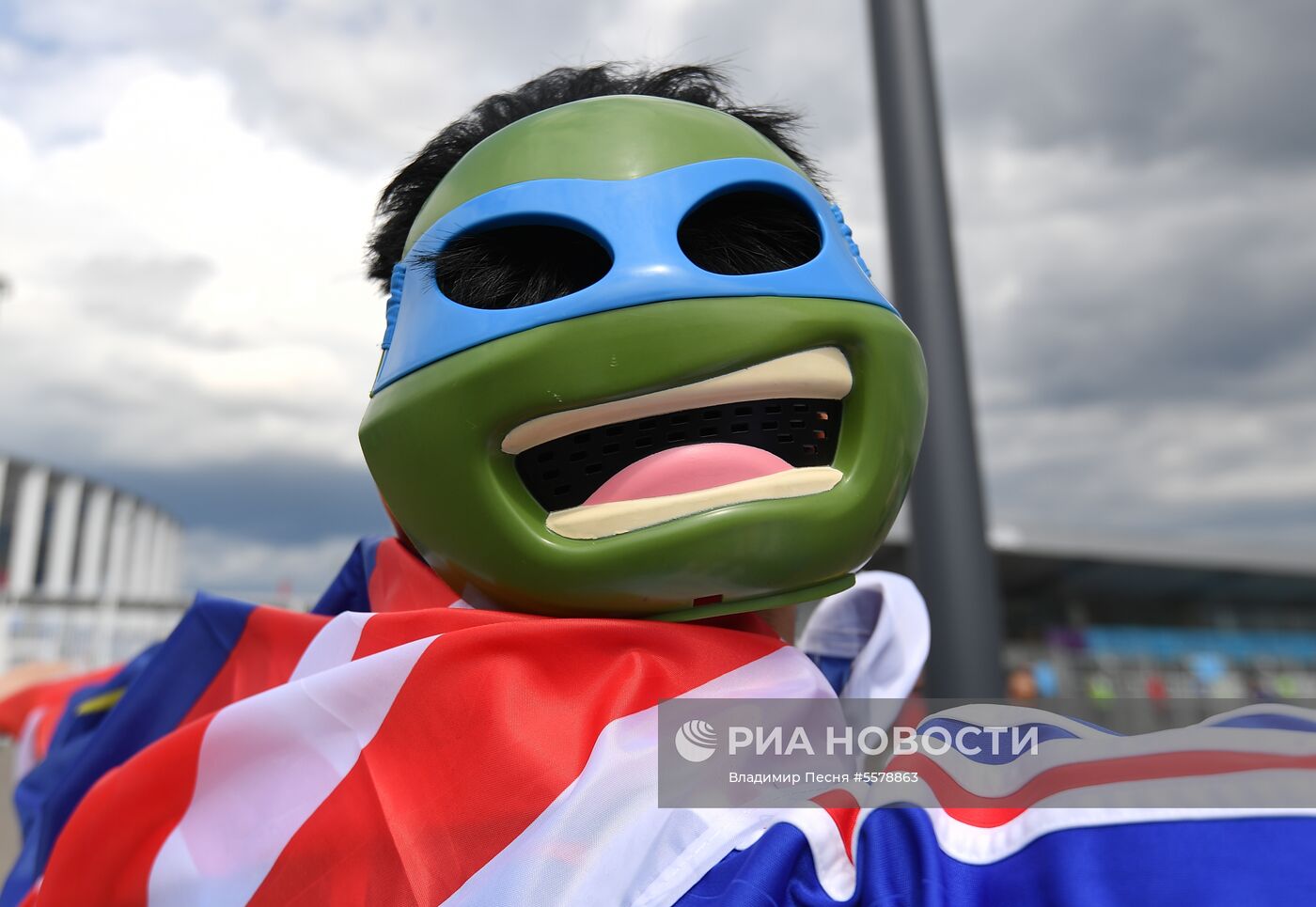 Болельщики перед матчем ЧМ-2018 по футболу между сборными Уругвая и Франции