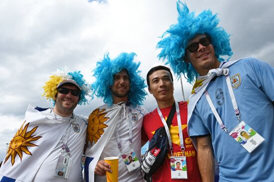 Болельщики перед матчем ЧМ-2018 по футболу между сборными Уругвая и Франции