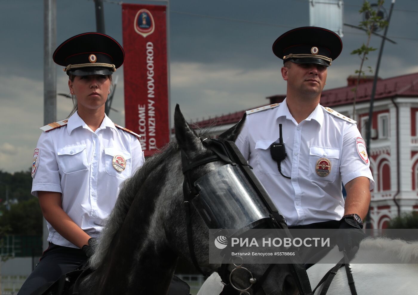 Болельщики перед матчем ЧМ-2018 по футболу между сборными Уругвая и Франции