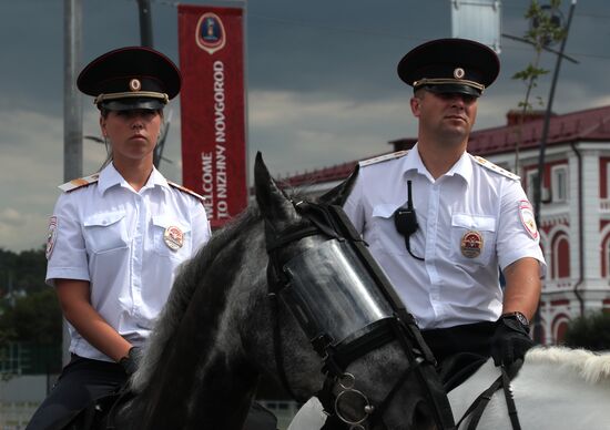 Болельщики перед матчем ЧМ-2018 по футболу между сборными Уругвая и Франции