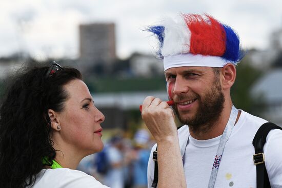 Болельщики перед матчем ЧМ-2018 по футболу между сборными Уругвая и Франции