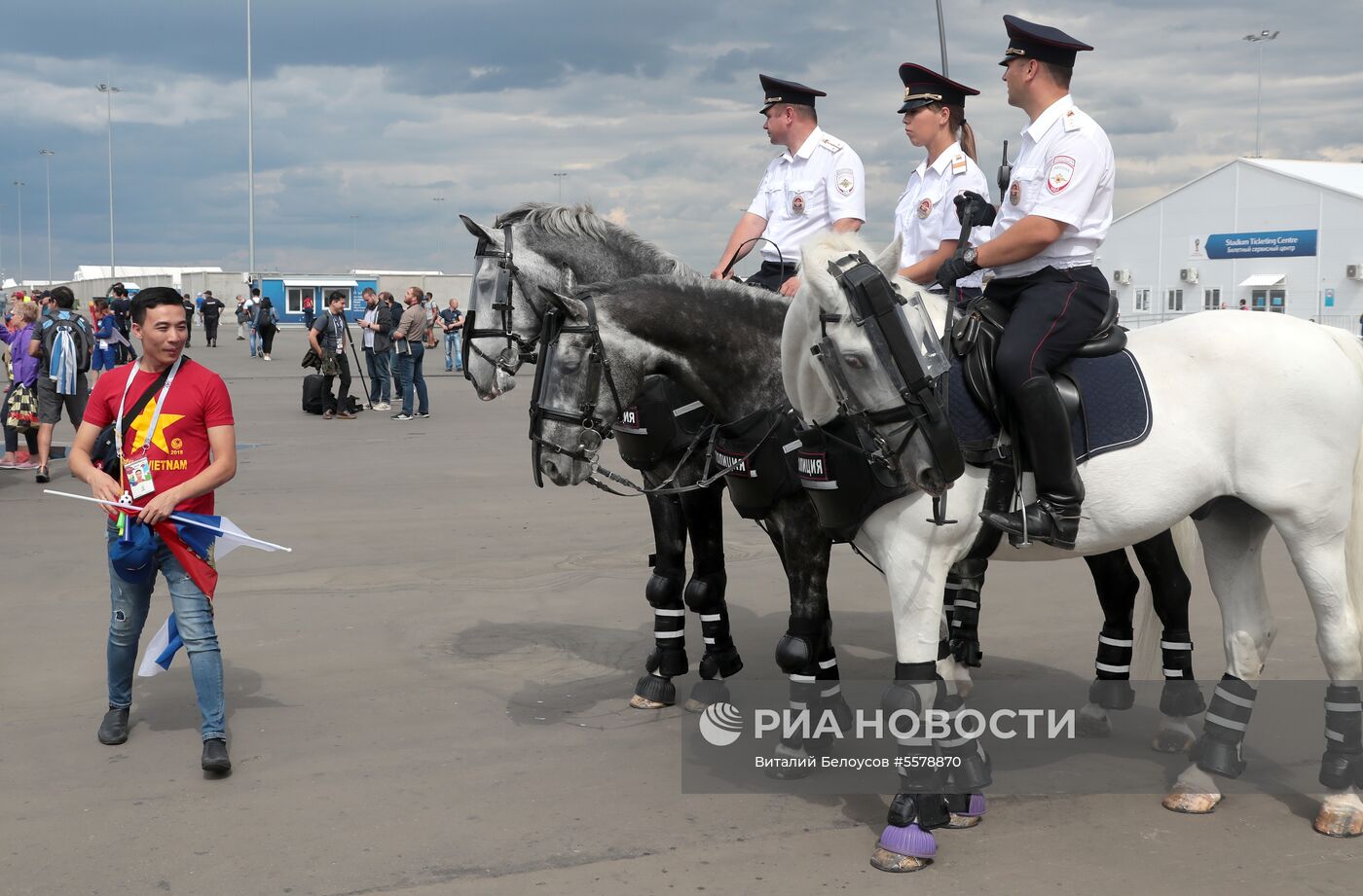 Болельщики перед матчем ЧМ-2018 по футболу между сборными Уругвая и Франции