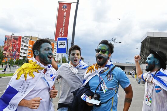 Болельщики перед матчем ЧМ-2018 по футболу между сборными Уругвая и Франции
