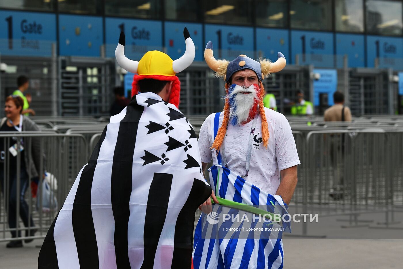 Болельщики перед матчем ЧМ-2018 по футболу между сборными Уругвая и Франции