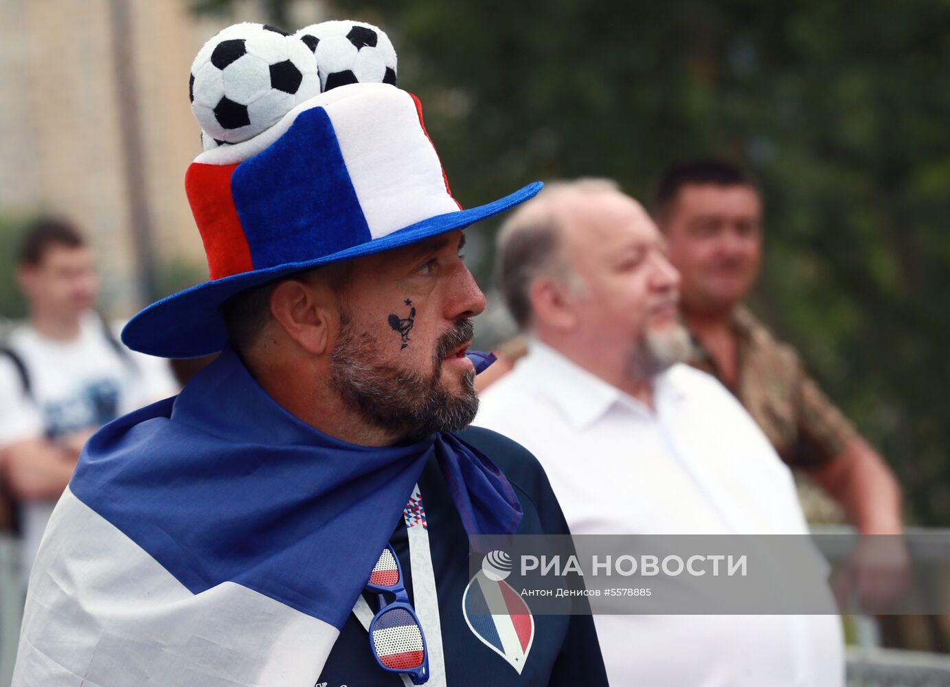 Болельщики перед матчем ЧМ-2018 по футболу между сборными Уругвая и Франции 