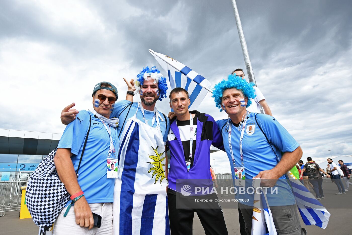 Болельщики перед матчем ЧМ-2018 по футболу между сборными Уругвая и Франции