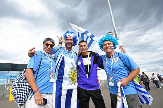 Болельщики перед матчем ЧМ-2018 по футболу между сборными Уругвая и Франции