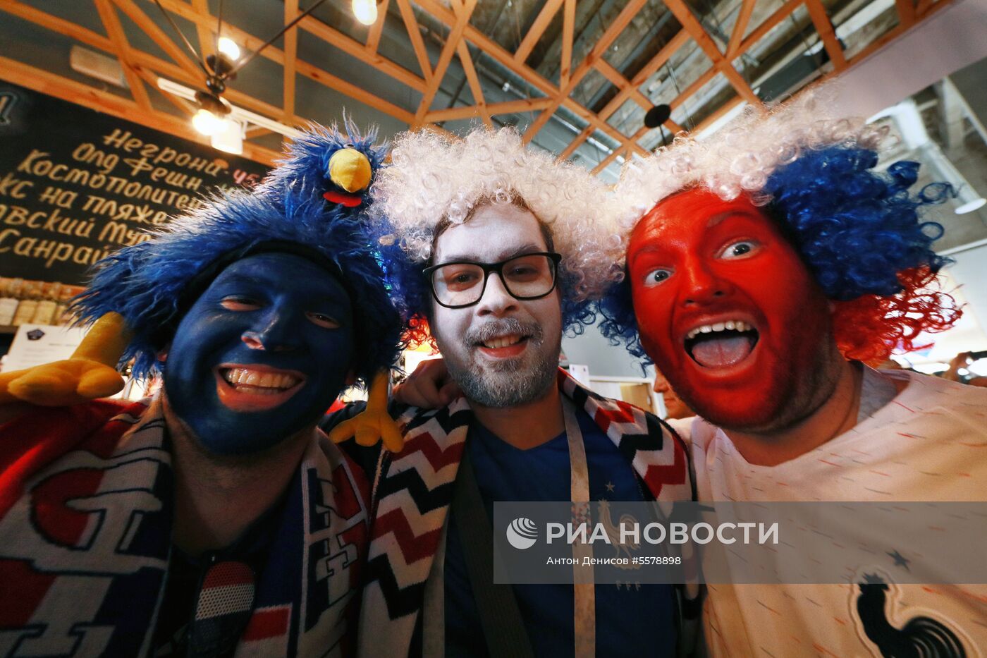 Болельщики перед матчем ЧМ-2018 по футболу между сборными Уругвая и Франции 