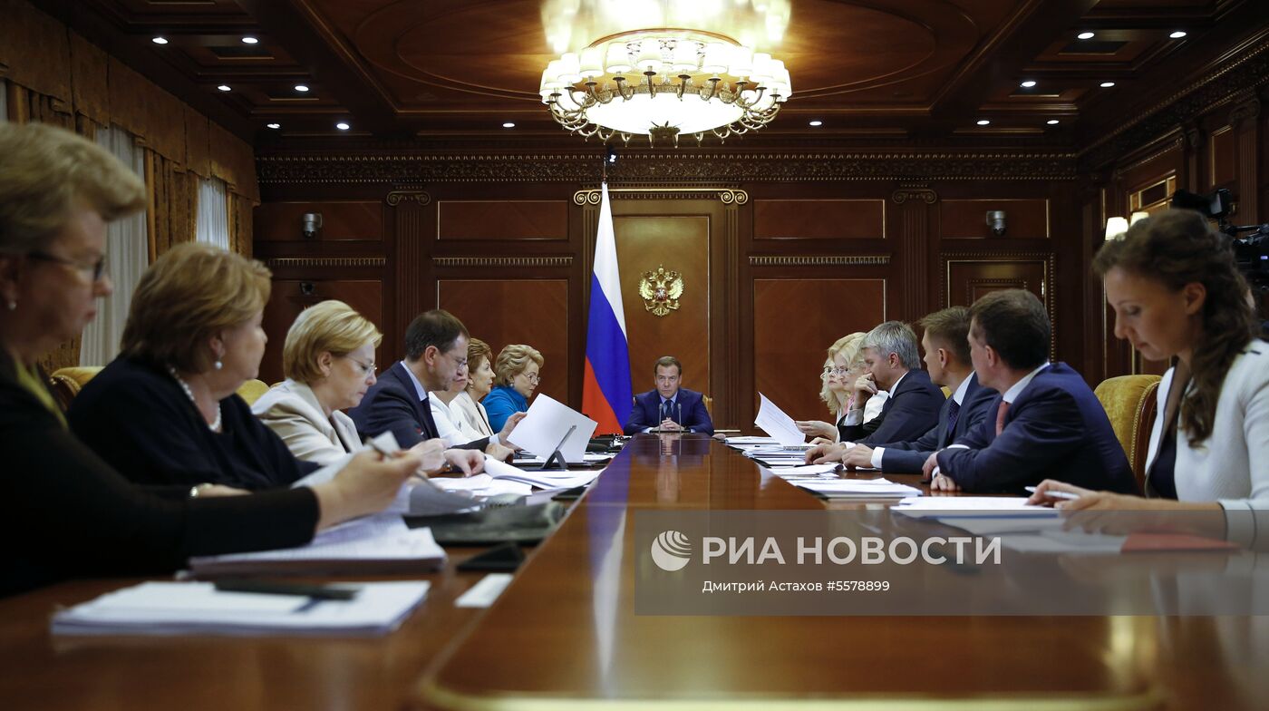 Премьер-министр РФ Д. Медведев провел совещание по плану мероприятий в рамках Десятилетия детства 