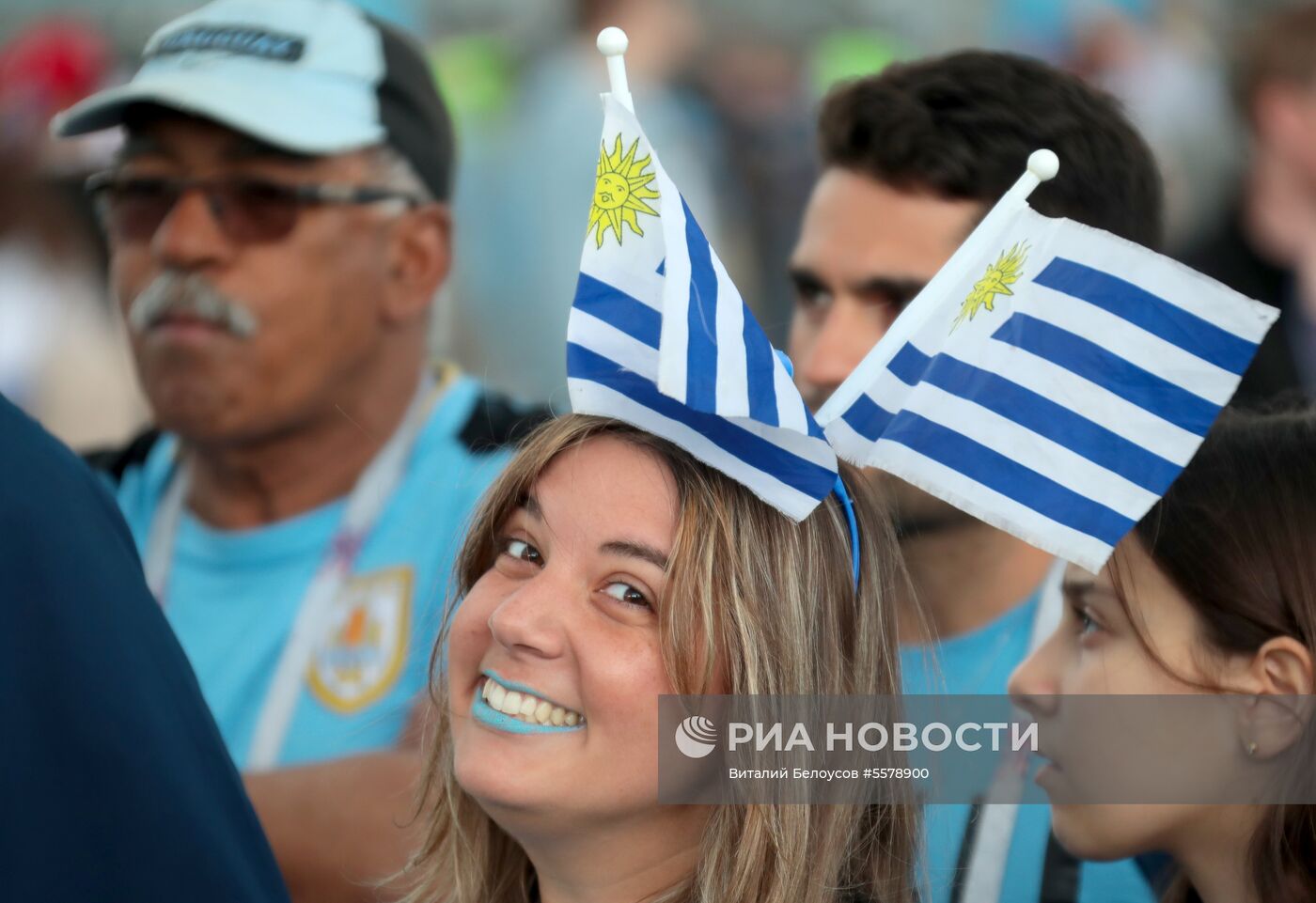 Болельщики перед матчем ЧМ-2018 по футболу между сборными Уругвая и Франции