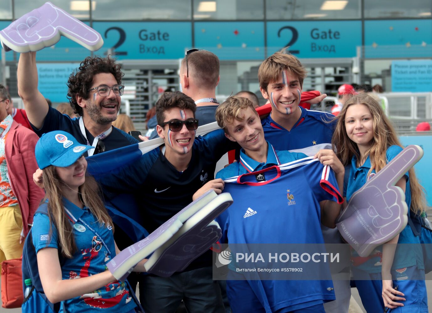 Болельщики перед матчем ЧМ-2018 по футболу между сборными Уругвая и Франции