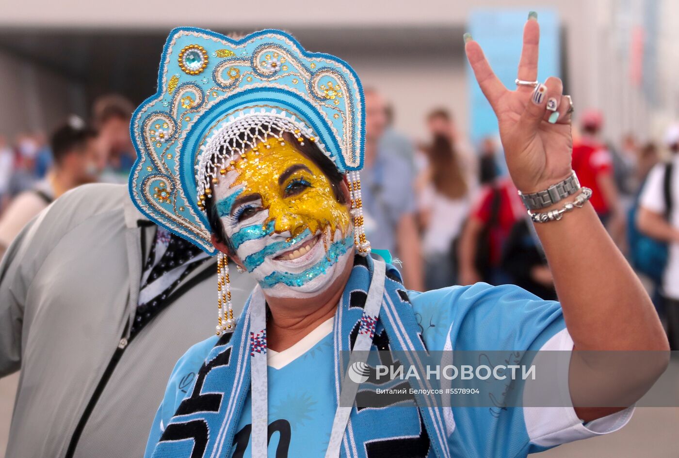 Болельщики перед матчем ЧМ-2018 по футболу между сборными Уругвая и Франции