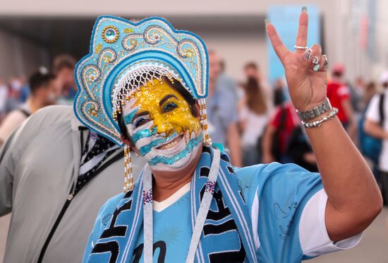 Болельщики перед матчем ЧМ-2018 по футболу между сборными Уругвая и Франции