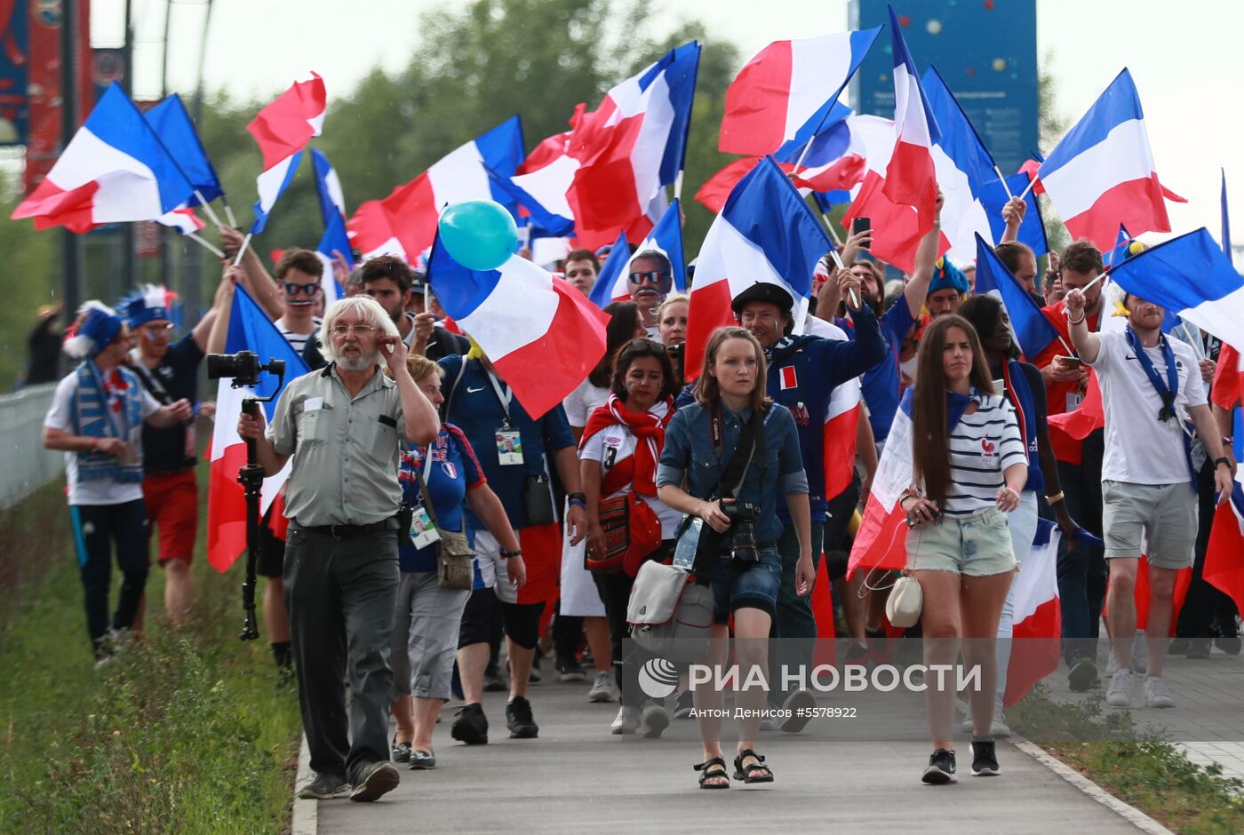 Болельщики перед матчем ЧМ-2018 по футболу между сборными Уругвая и Франции 