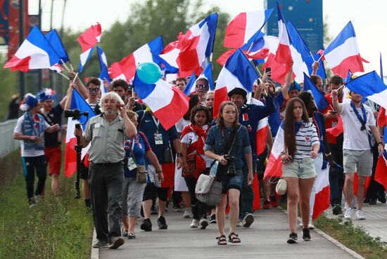 Болельщики перед матчем ЧМ-2018 по футболу между сборными Уругвая и Франции 