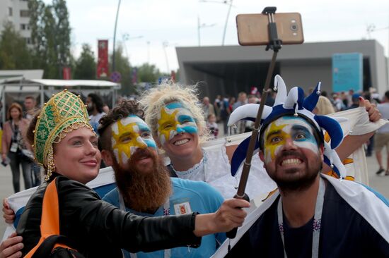 Болельщики перед матчем ЧМ-2018 по футболу между сборными Уругвая и Франции