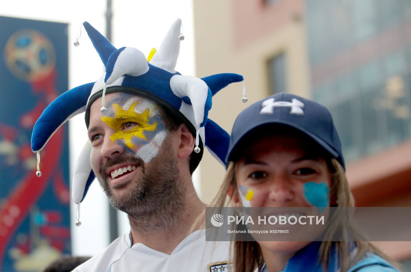 Болельщики перед матчем ЧМ-2018 по футболу между сборными Уругвая и Франции