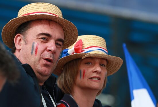 Болельщики перед матчем ЧМ-2018 по футболу между сборными Уругвая и Франции 