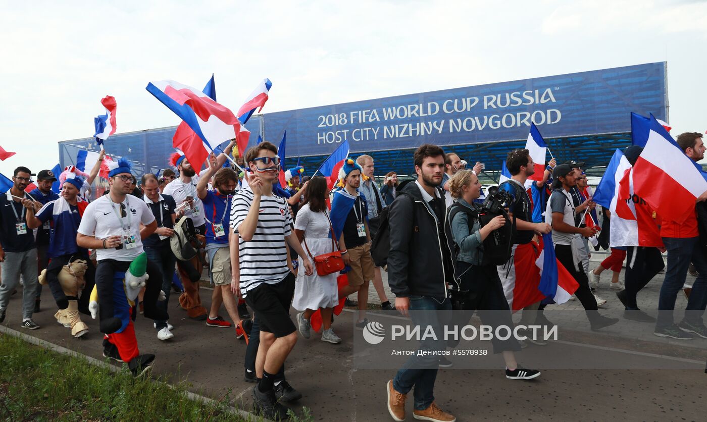 Болельщики перед матчем ЧМ-2018 по футболу между сборными Уругвая и Франции 